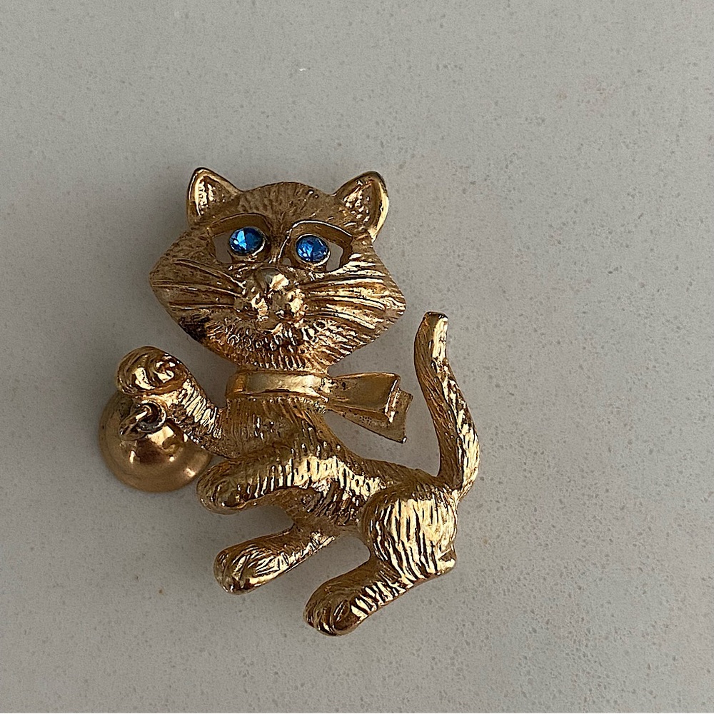 Avon cat gold tone brooch